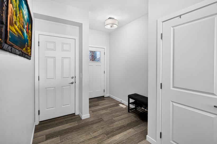 Entry, 215 Mallard Grove SE